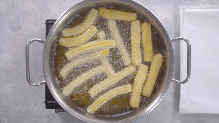 Los churros se deben freir en aceite bien caliente en la sartén o en una olla. Foto: Cucinare TV