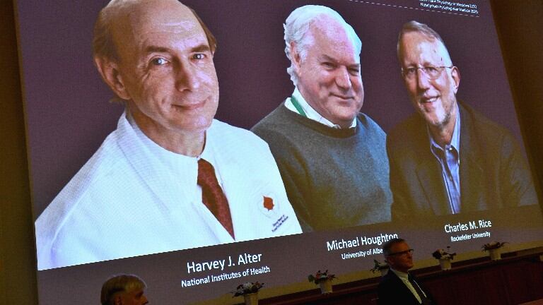 Los descubridores del virus de la hepatitis C, galardonados con el Nobel de Medicina. Foto: EFE.
