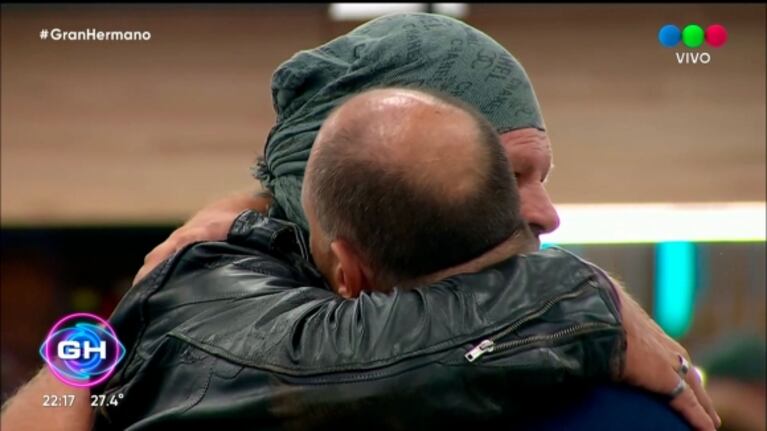 Los desopilantes memes del abrazo entre Alfa y Ariel en Gran Hermano