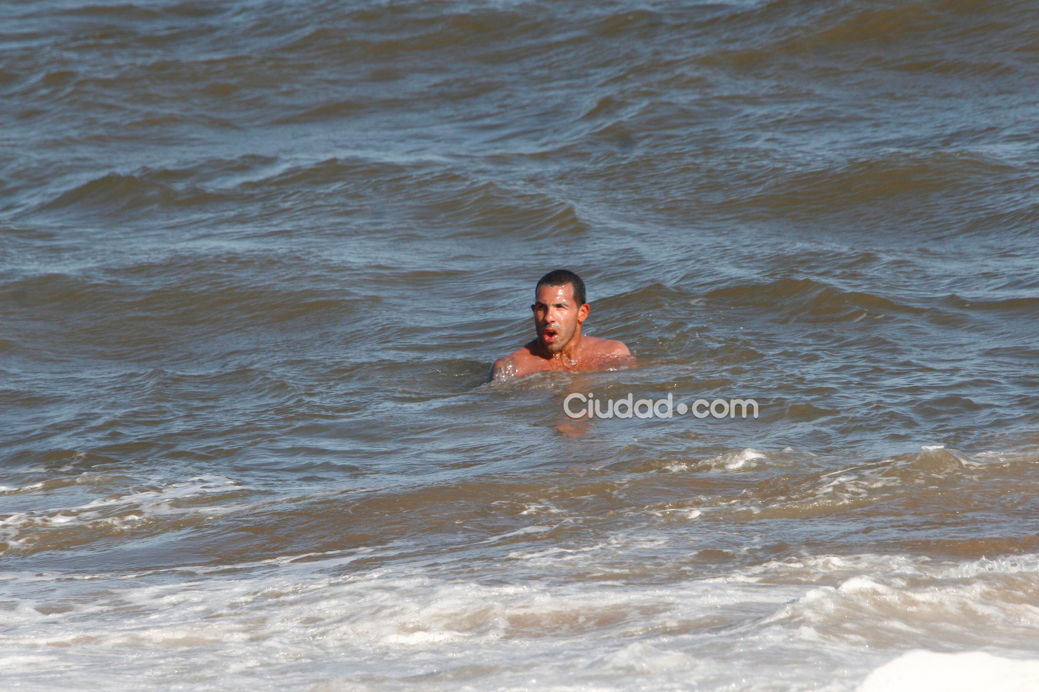 Los días al sol de Tevez y su mujer en las playas de Punta. (Foto: MSnews)