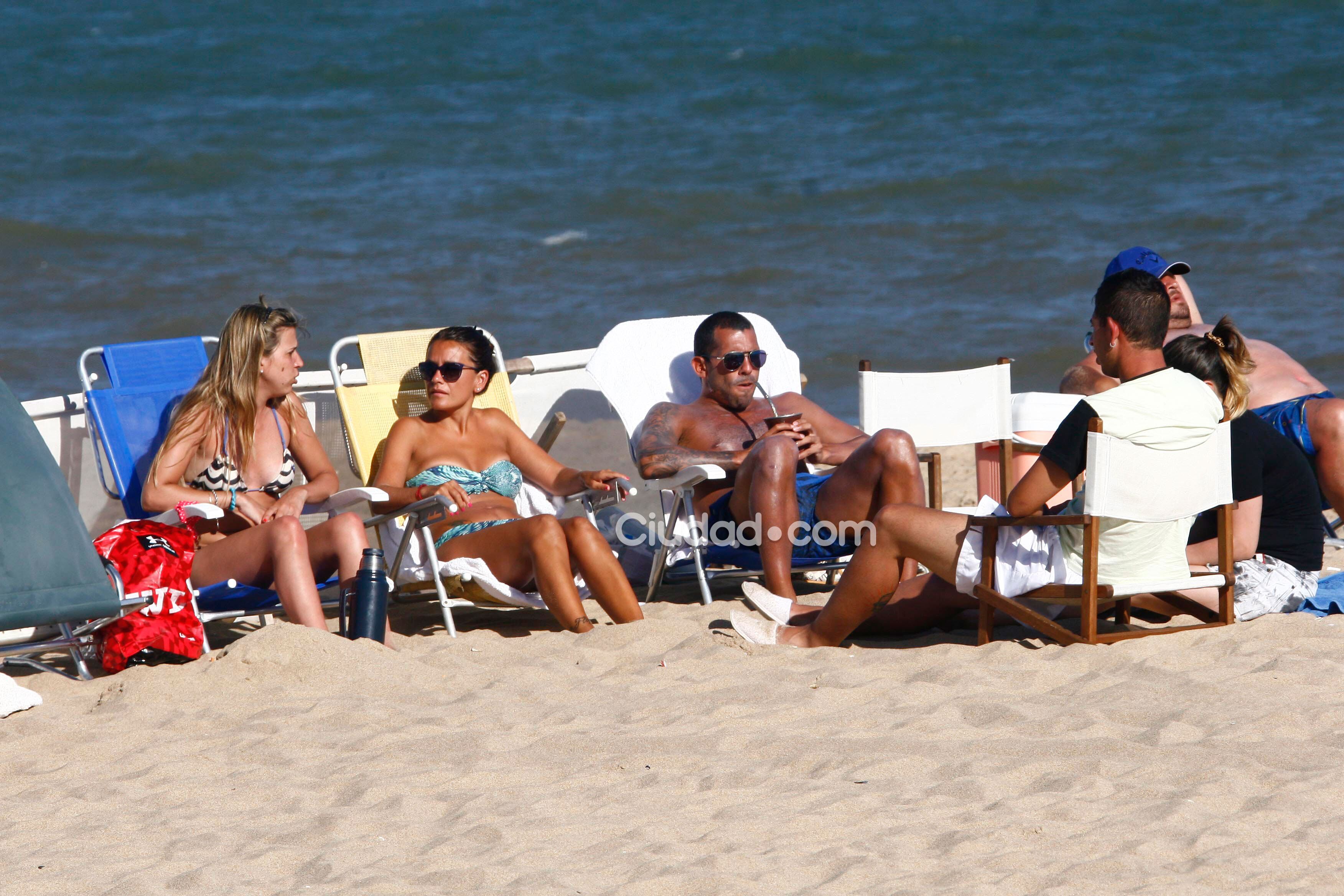 Los días al sol de Tevez y su mujer en las playas de Punta. (Foto: MSnews)