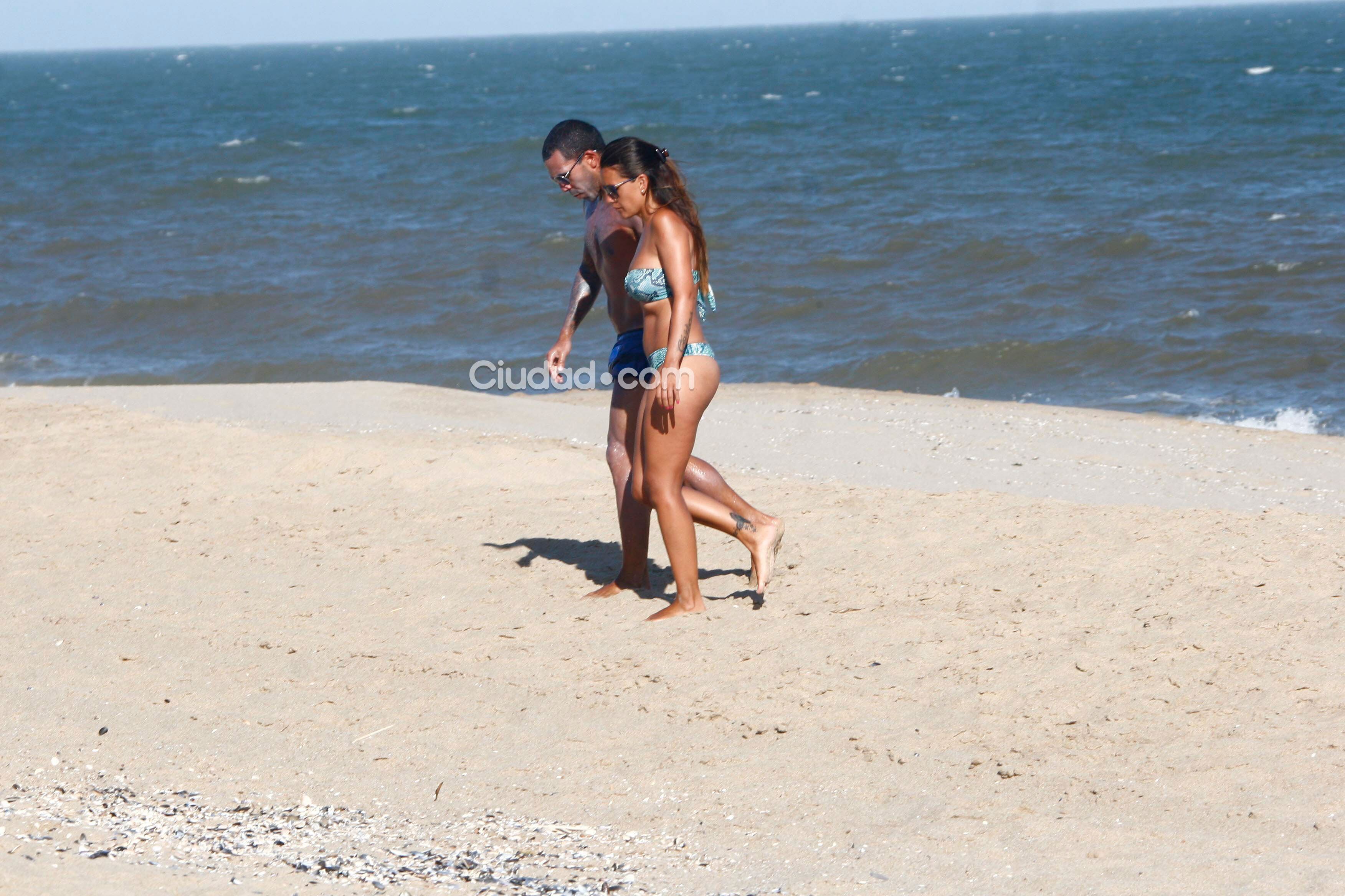 Los días al sol de Tevez y su mujer en las playas de Punta. (Foto: MSnews)