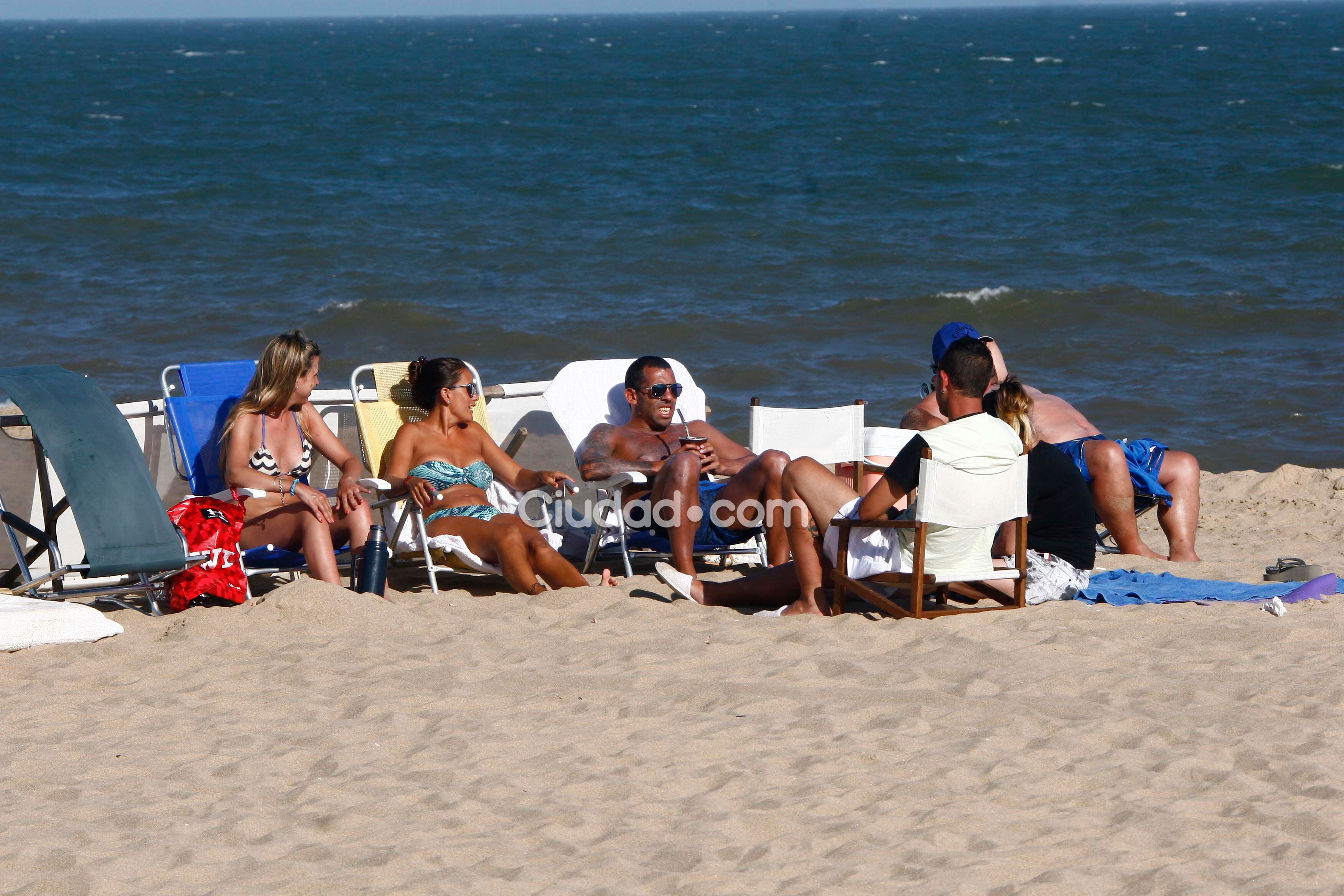 Los días al sol de Tevez y su mujer en las playas de Punta. (Foto: MSnews)