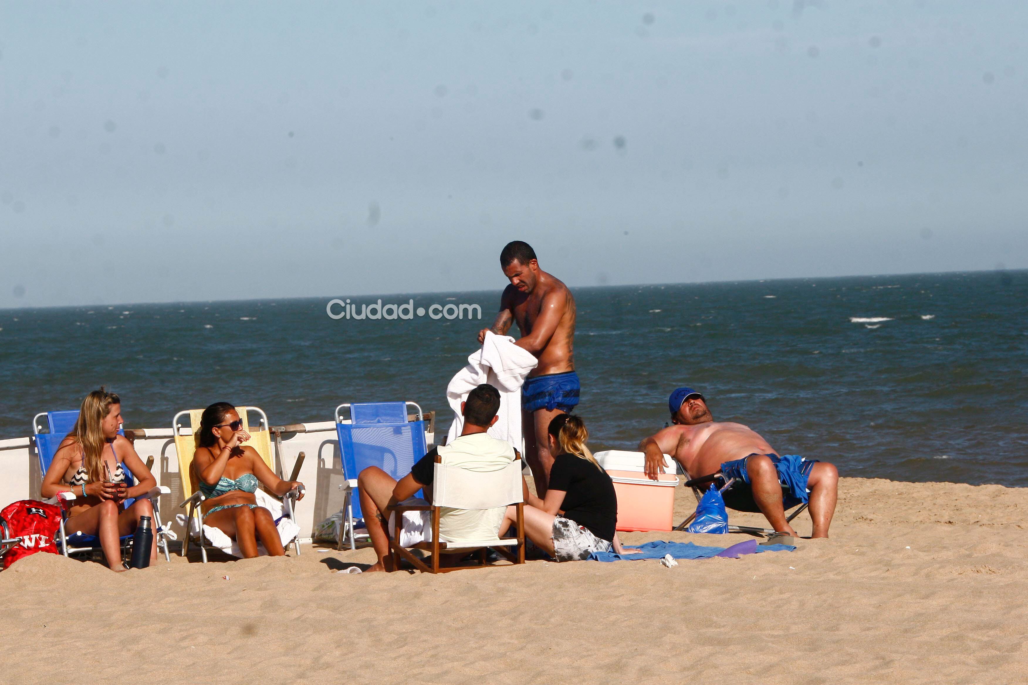 Los días al sol de Tevez y su mujer en las playas de Punta. (Foto: MSnews)