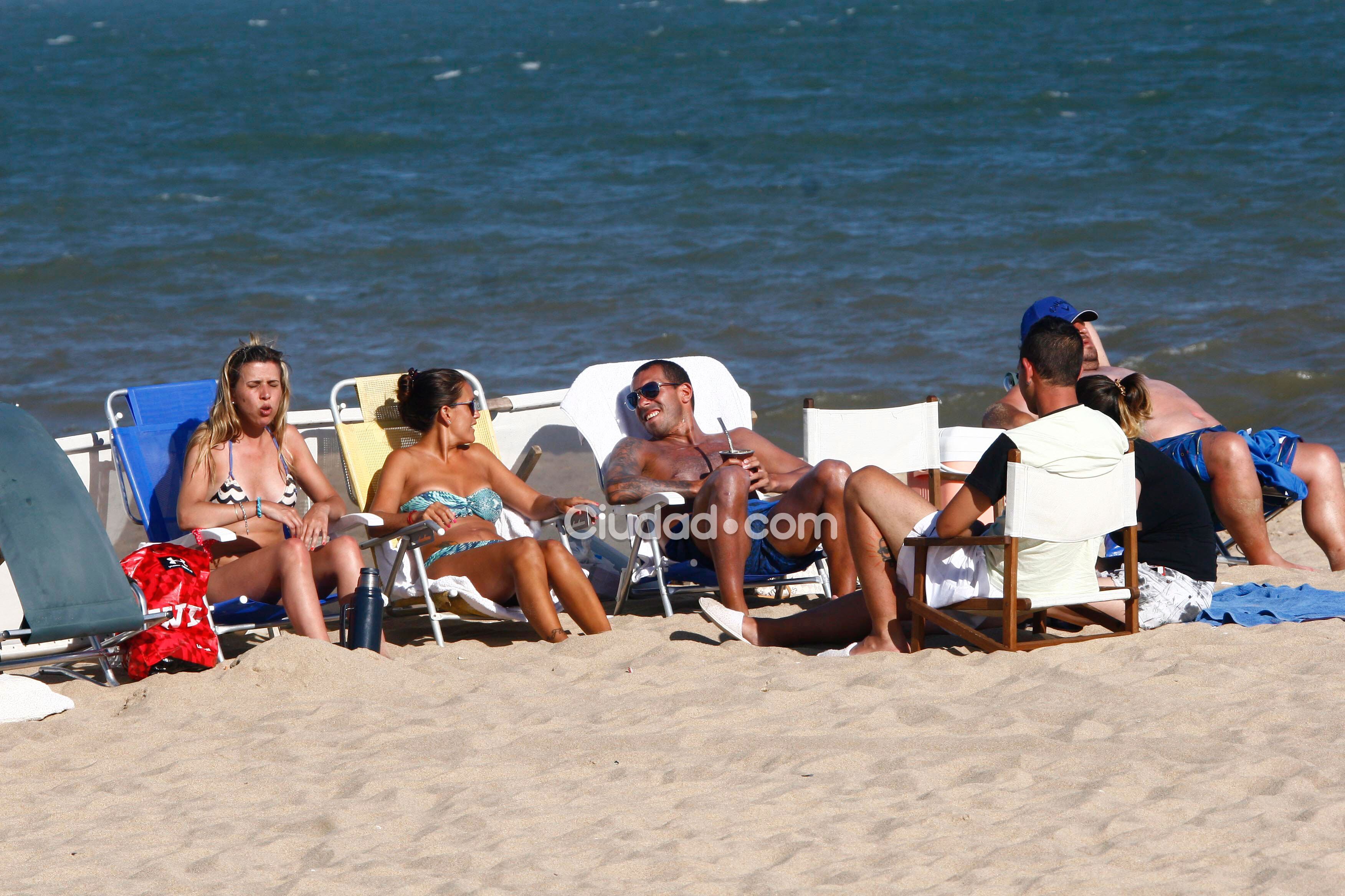 Los días al sol de Tevez y su mujer en las playas de Punta. (Foto: MSnews)