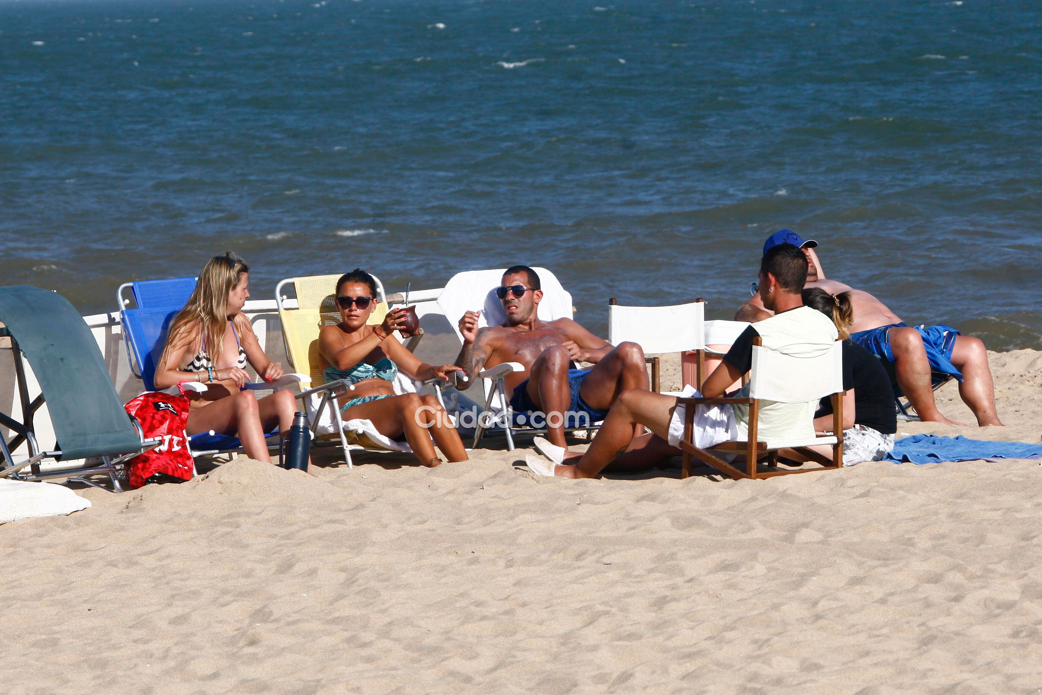 Los días al sol de Tevez y su mujer en las playas de Punta. (Foto: MSnews)