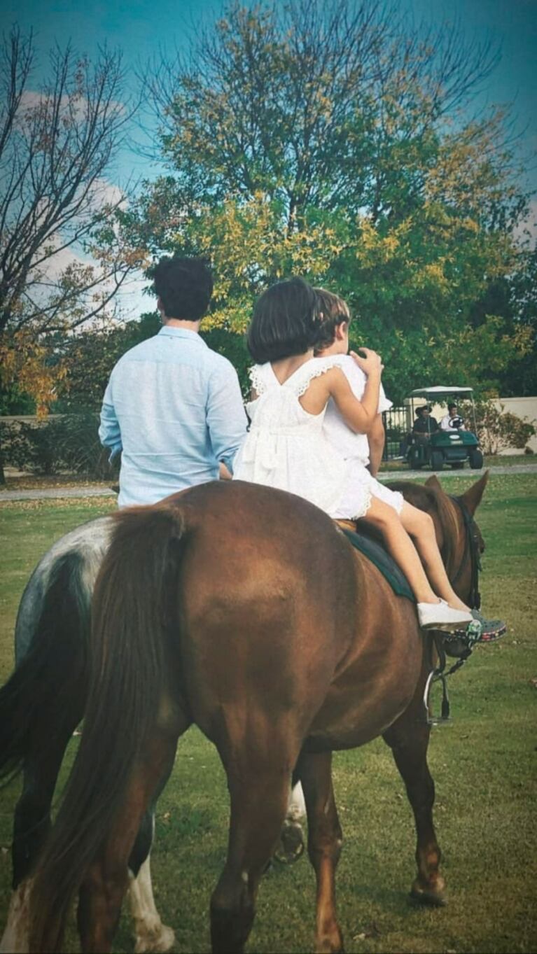 Los días campestres de la China Suárez y Benjamín Vicuña: cabalgata con los niños y beso apasionado 
