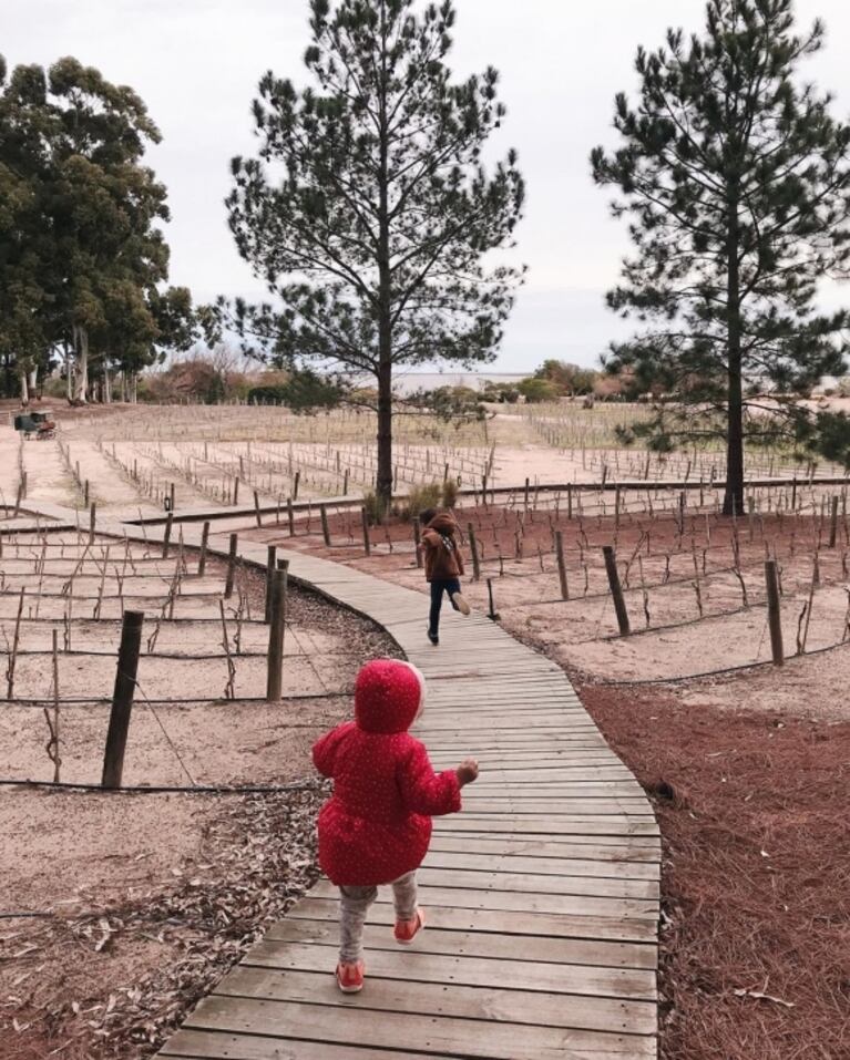 Los días de Brenda Gandini y Gonzalo Heredia con sus hijos en Uruguay: cabalgatas, look gauchesco y diversión