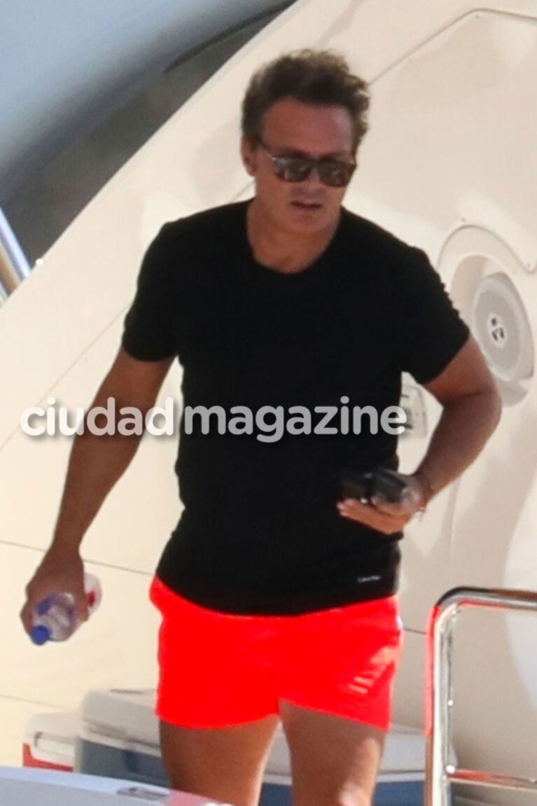 Los días de relax de Luis Miguel en Miami: lució su renovada figura en un lujoso yate