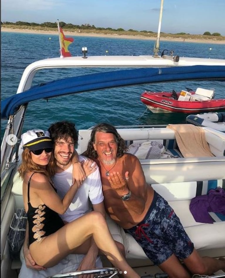 Los días de Vitto Saravia y Manu Desrets en Ibiza: paseo en lancha y muchos mimos indiscretos 