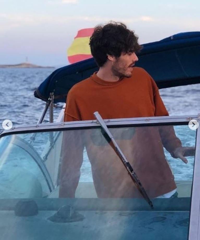 Los días de Vitto Saravia y Manu Desrets en Ibiza: paseo en lancha y muchos mimos indiscretos 