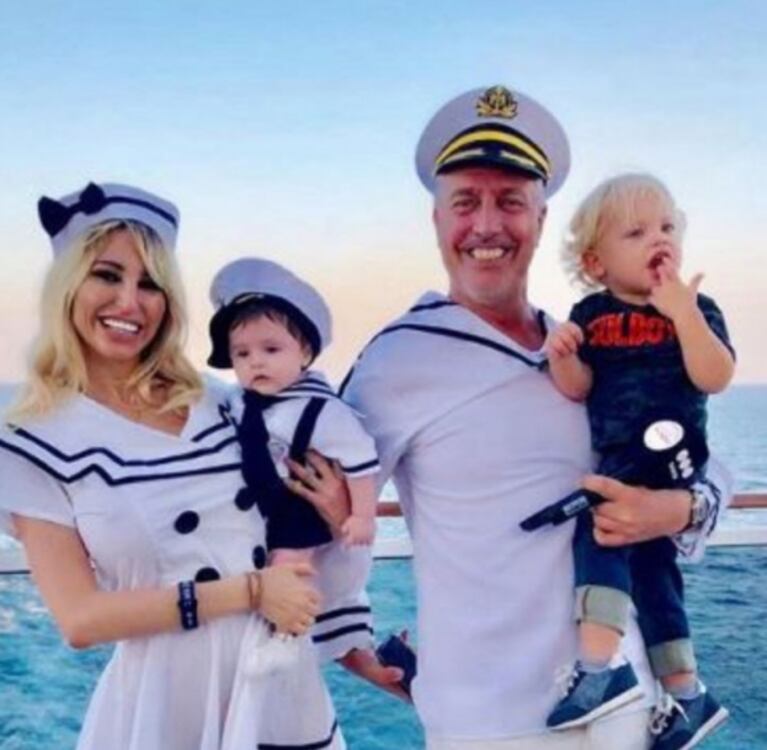 Los divertidos looks de Marley con Mirko y Vicky Xipolitakis con su bebé: vestidos de "marineritos" y navegando por el Mediterráneo