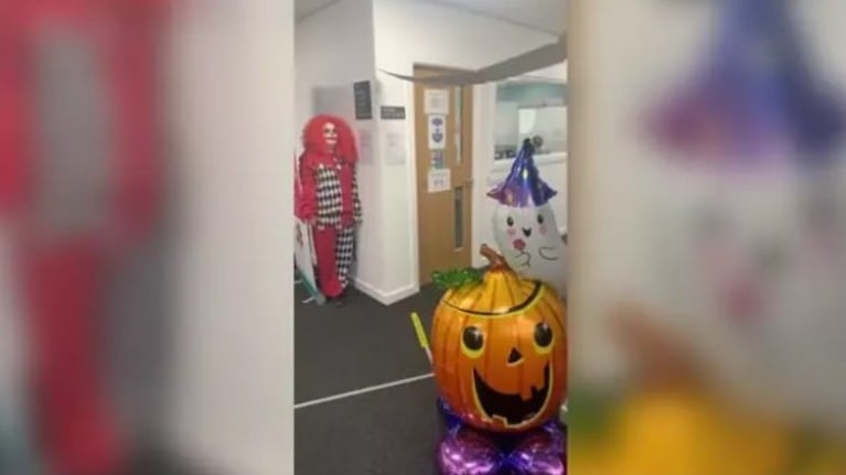 Los divertidos y terroríficos sustos de Halloween de esta mujer a sus compañeras de trabajo