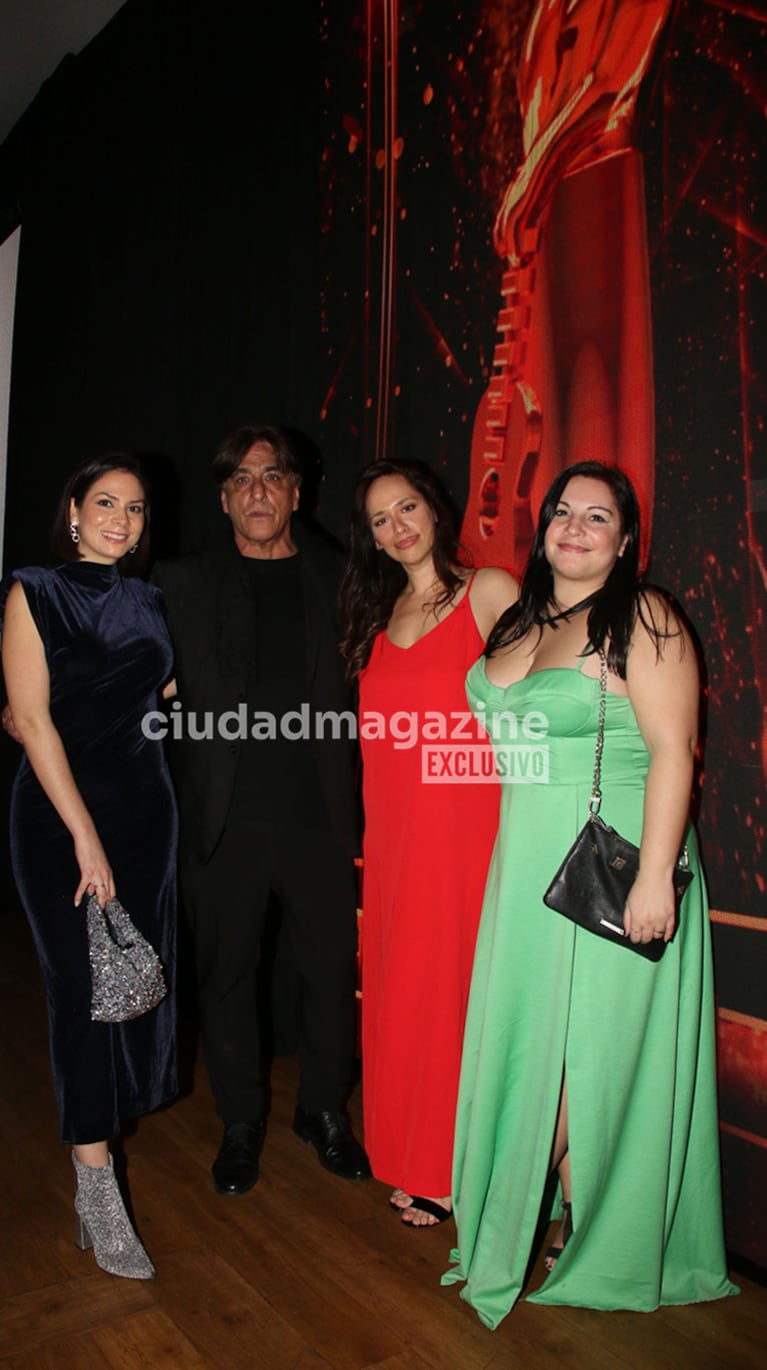 Los editores de Ciudad Magazine Antonio Ricarte y Estefanía Lisi junto a las periodistas Fabiana López y Victoria Fridman en los Martín Fierro de Portales (Foto: Movilpress).