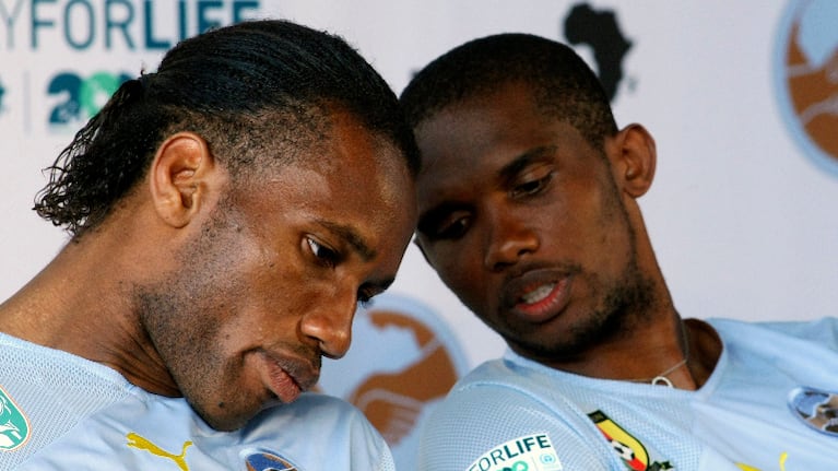 Los ex jugadores, Eto’o y Drogba, trataron de asesinos a los médicos franceses. Foto: AP.