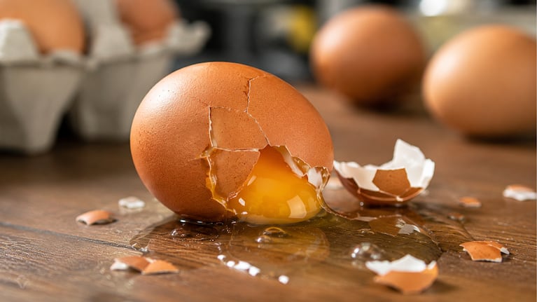 Los expertos coinciden: 'Los huevos cocidos se rompen por el contraste y hay que atemperarlos''. Foto: IA