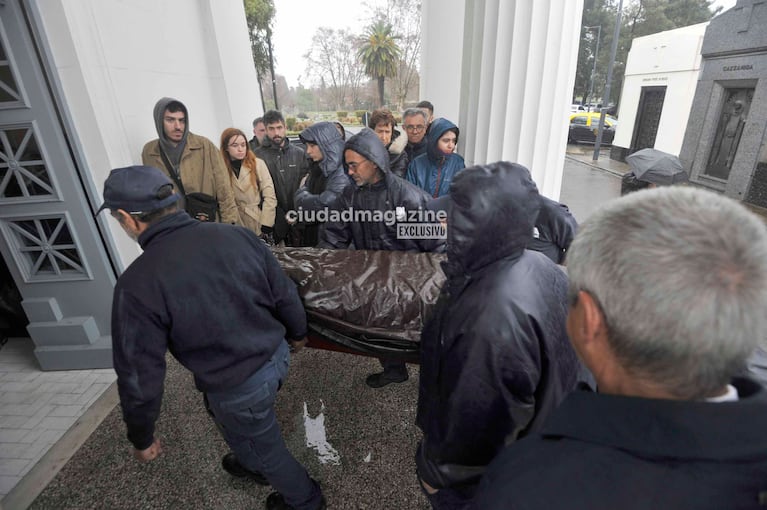 Los familiares en el último adiós a Jorge Maestro.  (Foto: Movilpress)
