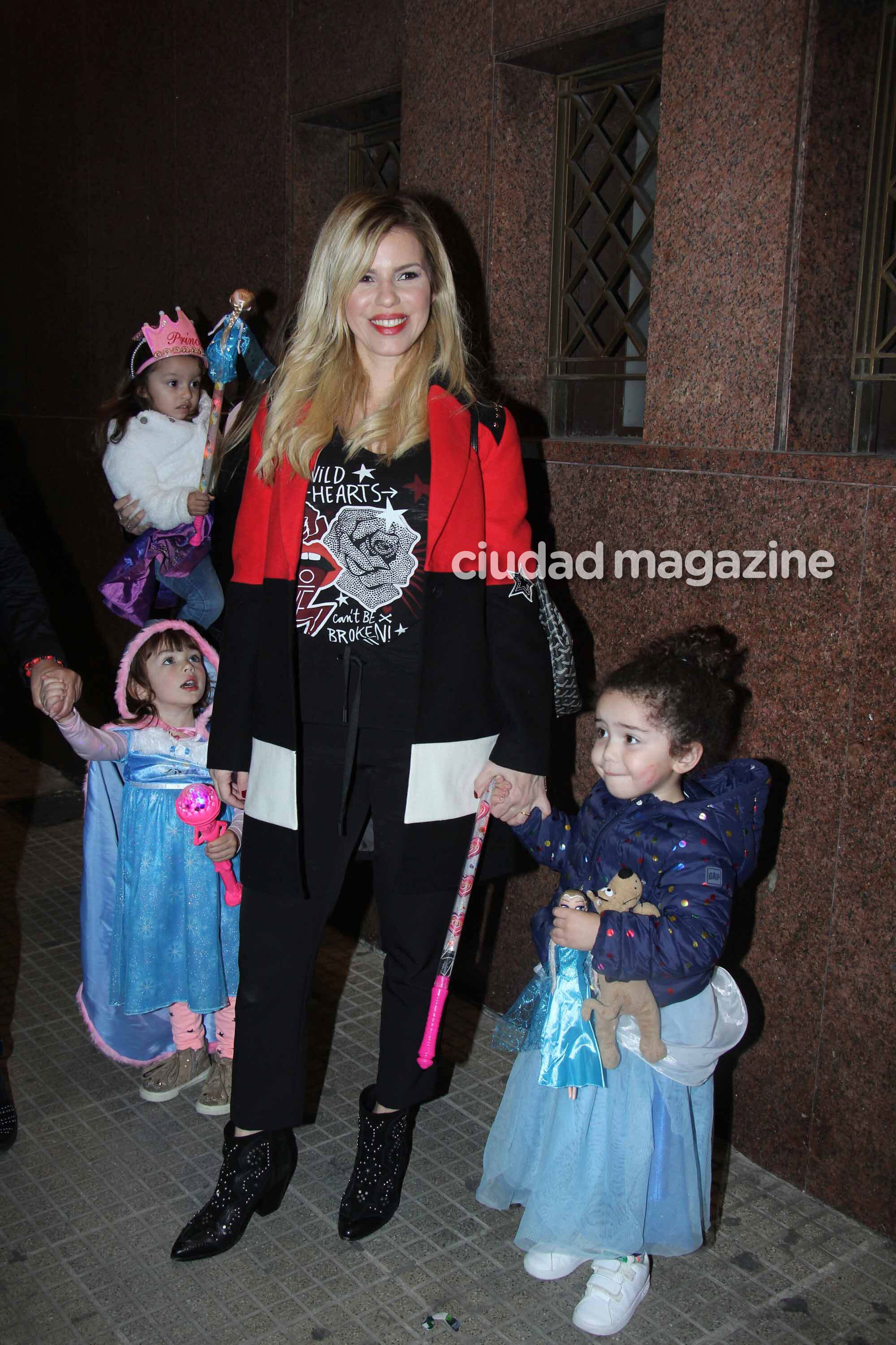  Los famosos disfrutaron con sus niños el show de Disney on Ice (Foto: Movilpress)