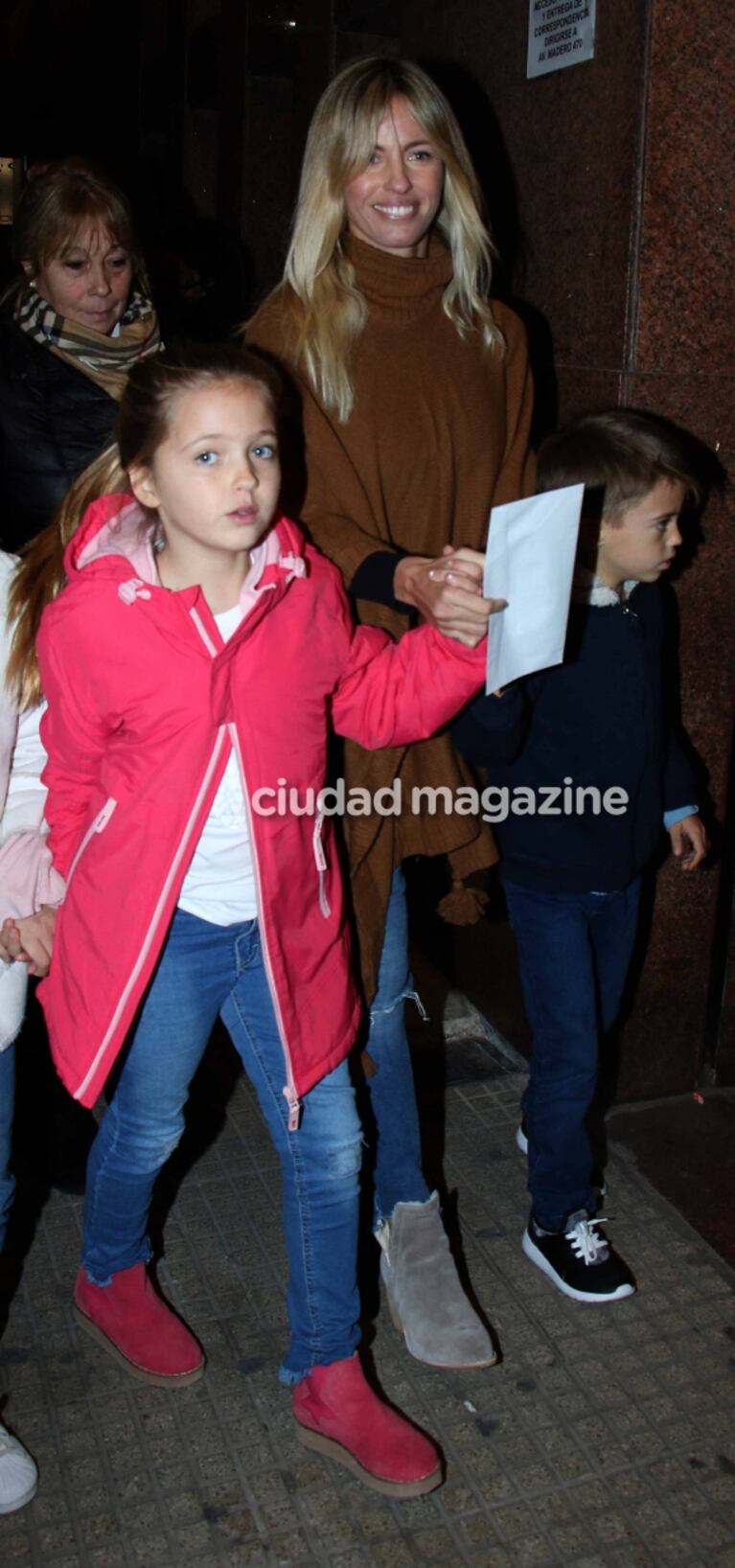 Los famosos llevaron a sus hijos a ver Soy Luna: las fotos y los looks invernales