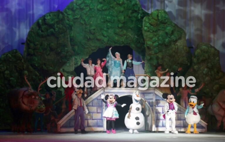 Los famosos y sus hijos disfrutaron de Disney On Ice: mirá los looks invernales de grandes y chicos