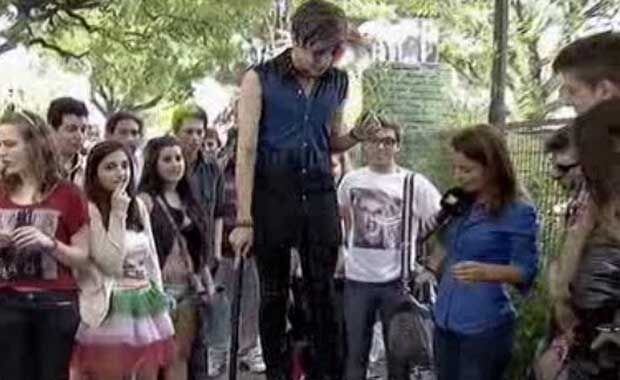 Los fans de Lady Gaga sorprendieron con sus extravagantes looks. (Foto: TN.com.ar)