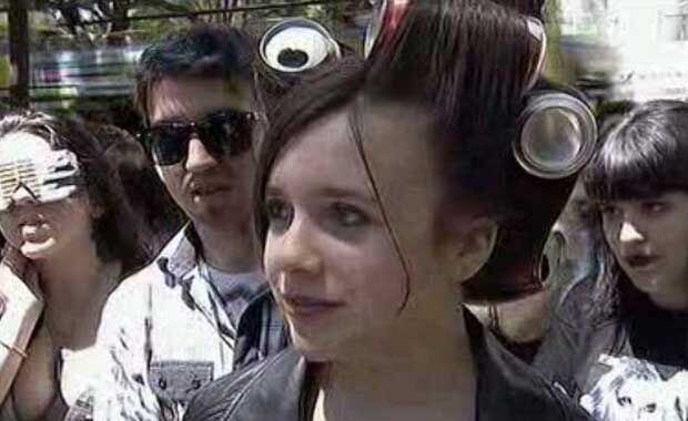 Los fans de Lady Gaga sorprendieron con sus extravagantes looks. (Foto: TN.com.ar)