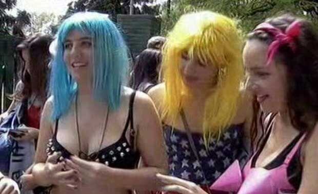 Los fans de Lady Gaga sorprendieron con sus extravagantes looks. (Foto: TN.com.ar)