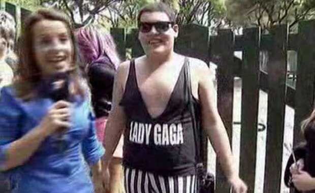 Los fans de Lady Gaga sorprendieron con sus extravagantes looks. (Foto: TN.com.ar)
