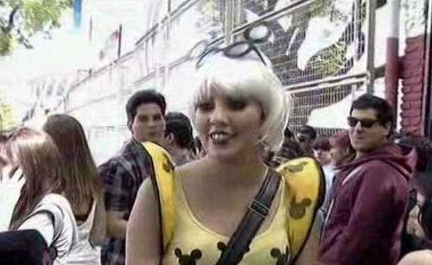Los fans de Lady Gaga sorprendieron con sus extravagantes looks. (Foto: TN.com.ar)
