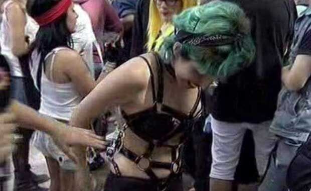 Los fans de Lady Gaga sorprendieron con sus extravagantes looks. (Foto: TN.com.ar)