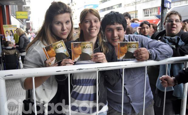 Los fans del cantante muestran, felices, su nuevo disco. (Foto: Jénnifer Rubio)