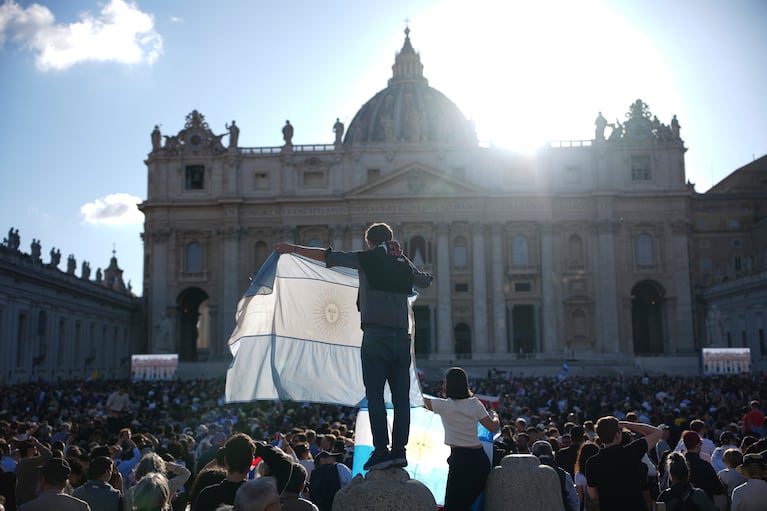 Los fieles esperan las columnas de humo blanco que salen de la chimenea de la Capilla Sixtina, donde 133 cardenales se reúnen en el segundo día del cónclave para elegir al sucesor del difunto papa Francisco, en el Vaticano, el jueves 8 de mayo de 2025. (AP Foto/Emilio Morenatti)
