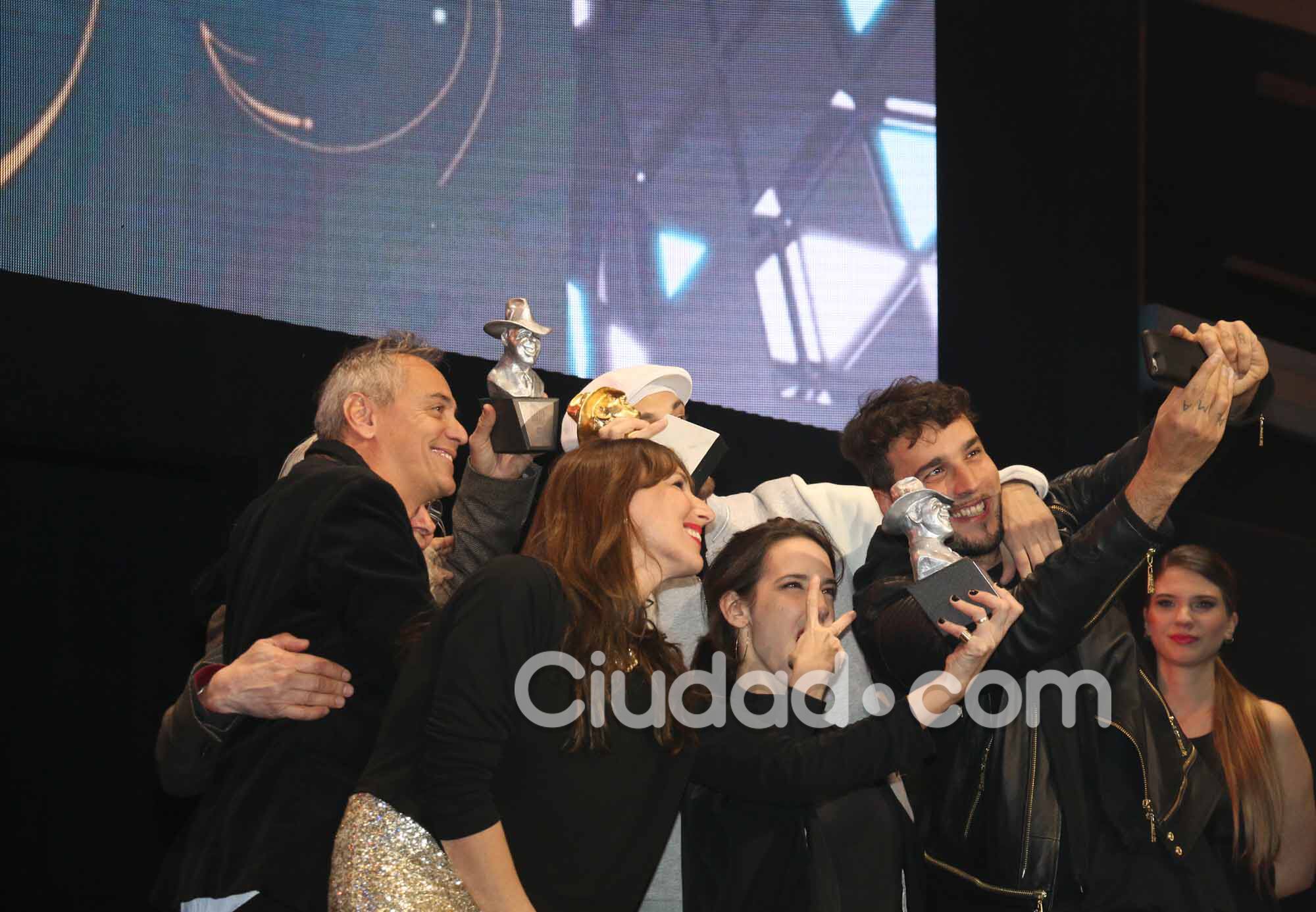 Los ganadores en los Premios Gardel 2016. (Foto: Movilpress)
