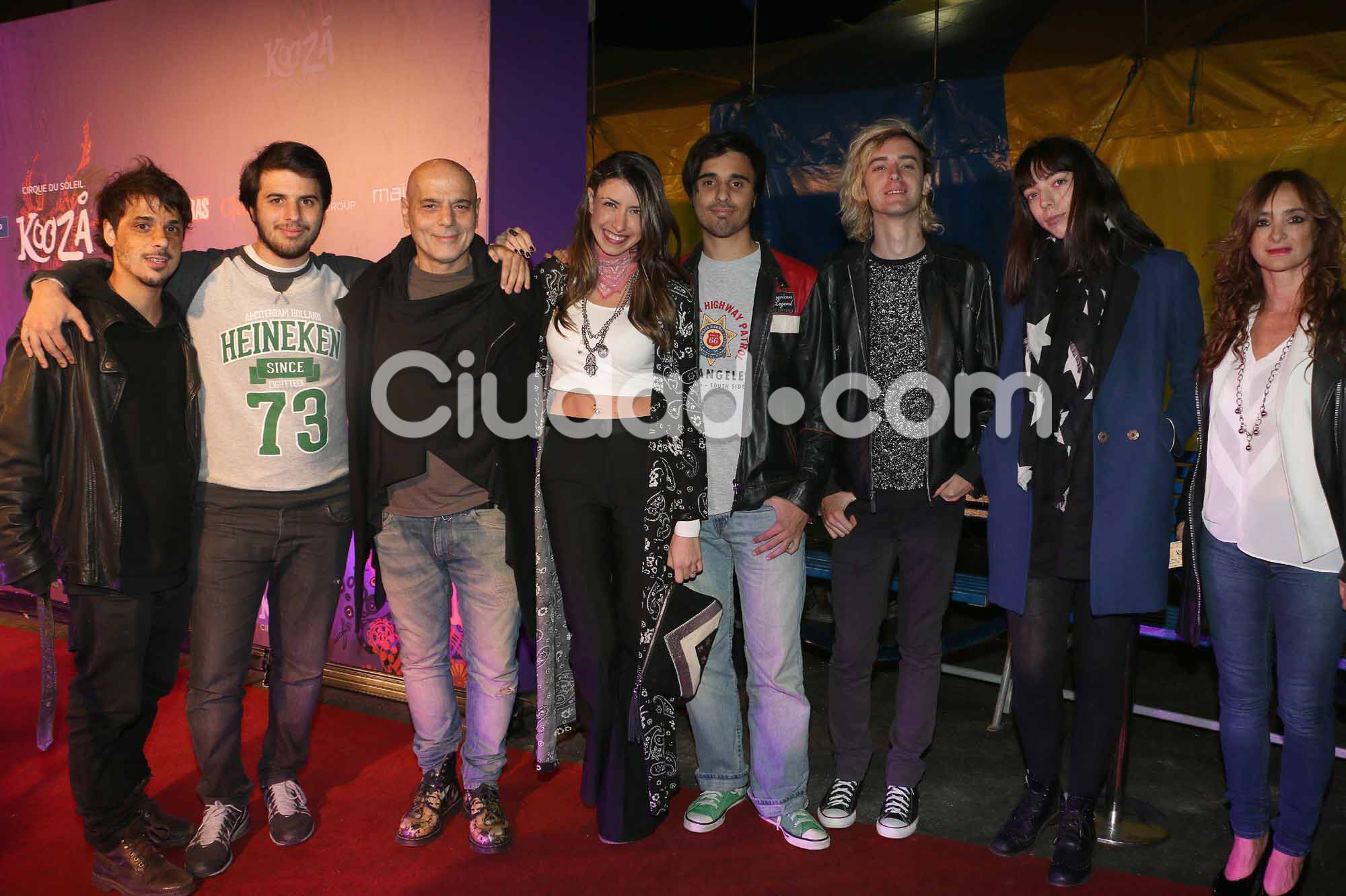 Los hijos de Gustavo Cerati junto a Zeta Bosio (Fotos: Movilpress).  