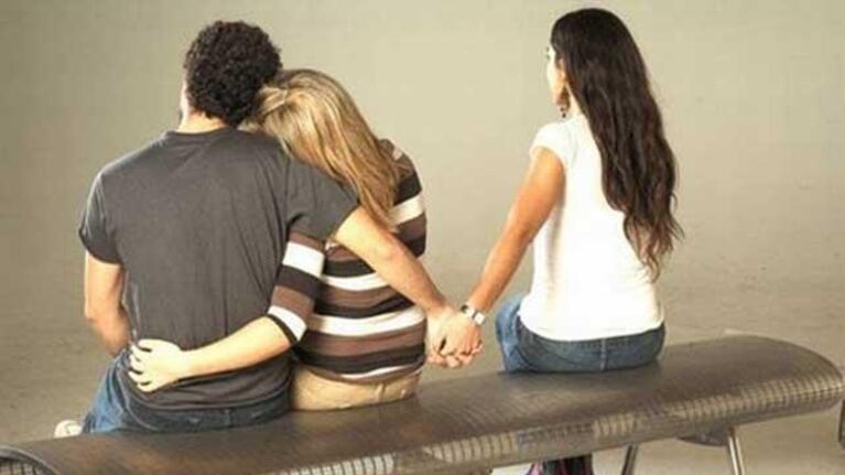 Los hombres que ganan menos que sus esposas tienden a ser infieles