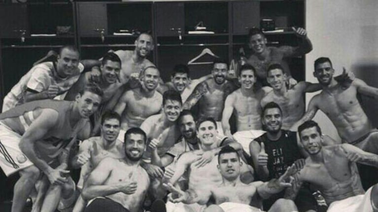 Los jugadores de la Selección en el vestuario, tras ganarle a Bélgica. (Foto: Instagram.comp/pocho22lavezzi)