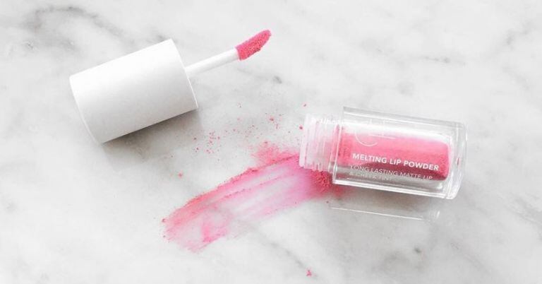 Los labiales en polvo están de moda 