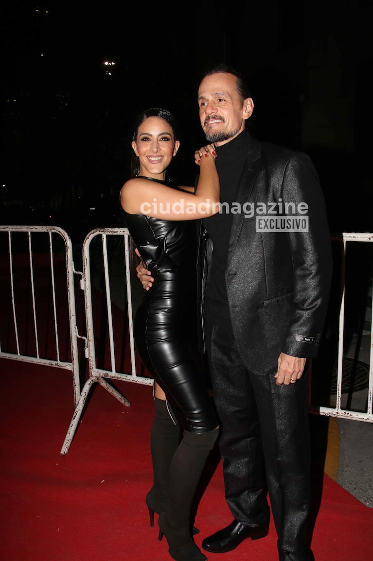 Los looks de Christian Sancho y Celeste Muriega en la gala de una revista (Foto: Movilpress).