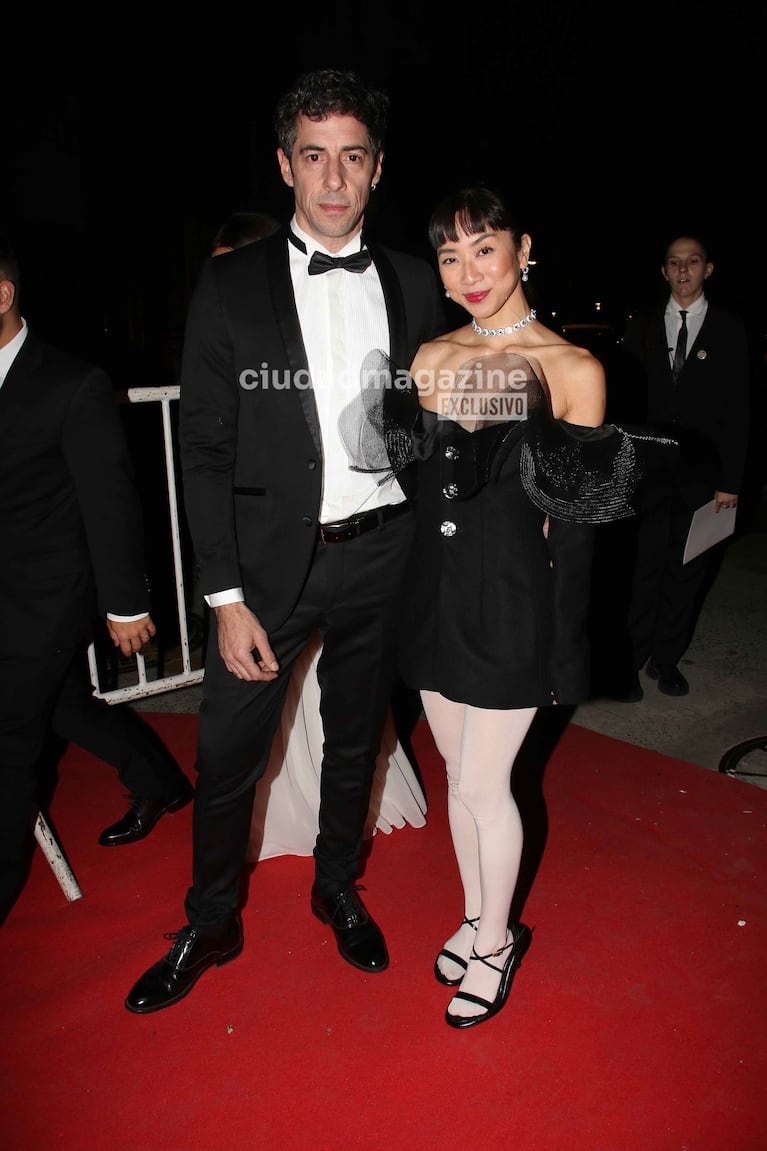 Los looks de Esteban Lamothe y Débora Nishimoto en la gala de una revista (Foto: Movilpress).