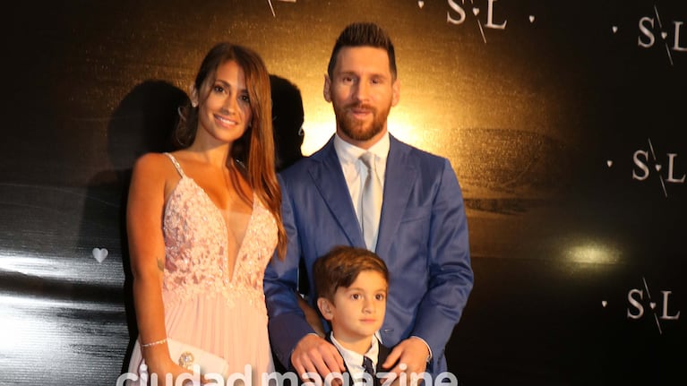 Los looks de Lionel Messi y Antonela Roccuzzo en la renovación de votos matrimoniales de Luis Suárez y Sofía Balbi. (Foto: M Souto GM press)