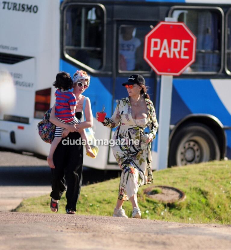 Los looks veraniegos de Moria Casán y Sofía Gala en sus vacaciones en Uruguay: playa, mate y paseo