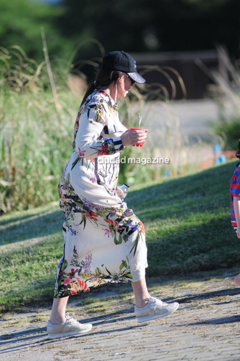Los looks veraniegos de Moria Casán y Sofía Gala en sus vacaciones en Uruguay: playa, mate y paseo