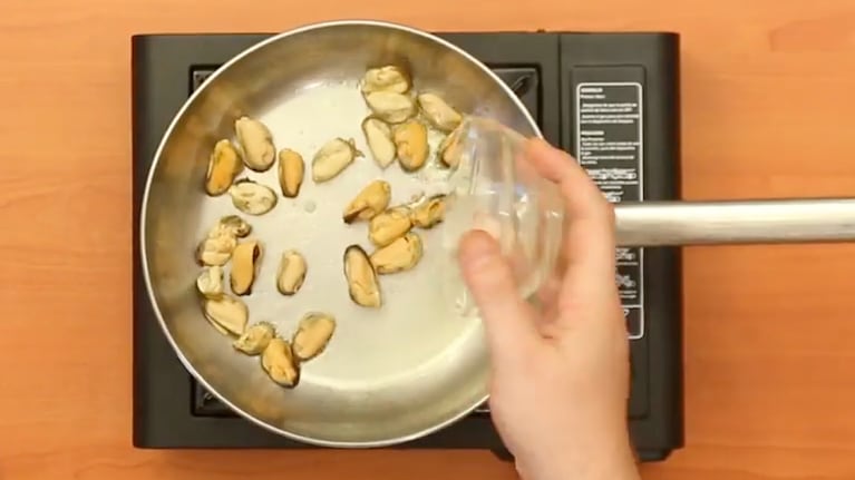 Los mejillones se deben saltear en esta receta. Foto: Cucinare TV