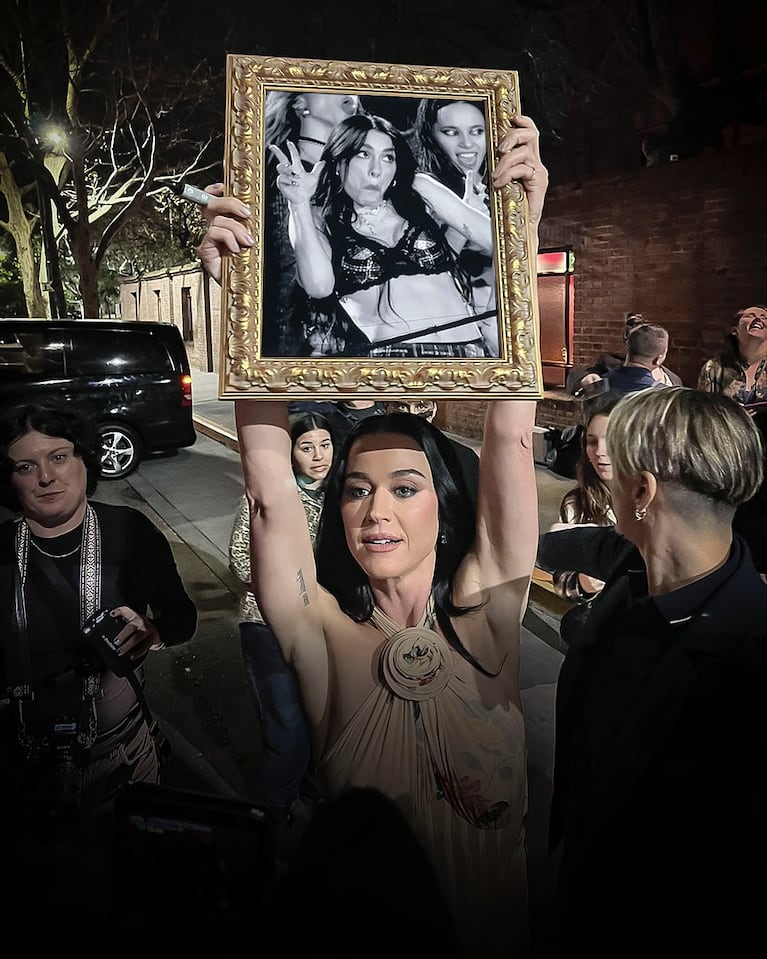 Los mejores memes tras la foto viral de Katy Perry con el cuadro de Evita | Créditos: Instagram @somosgelatina
