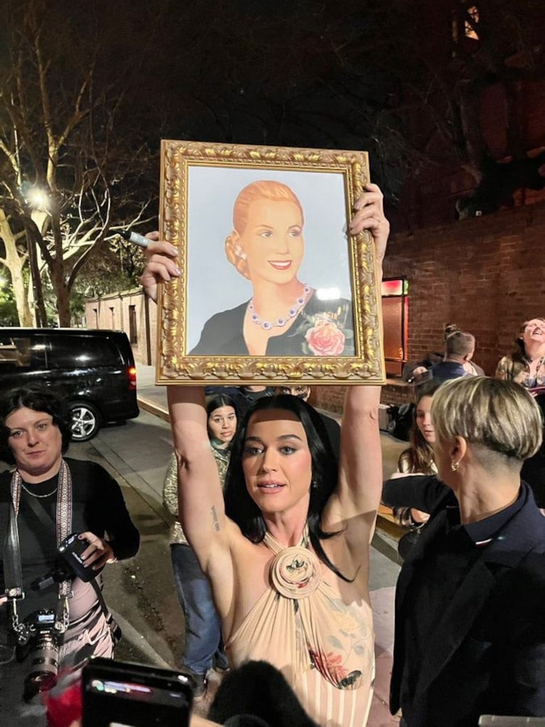 Los mejores memes tras la foto viral de Katy Perry con el cuadro de Evita | Créditos: Twitter @agusperry