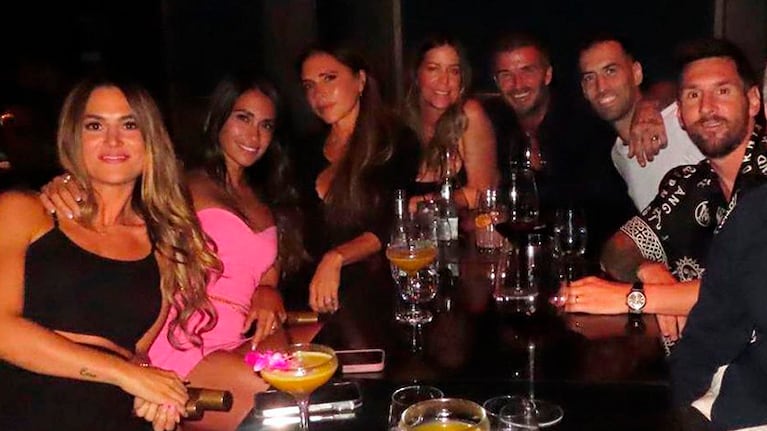 Los Messi y los Beckham cenaron por primera vez juntos: Antonela Roccuzzo deslumbró con su look Barbiecore