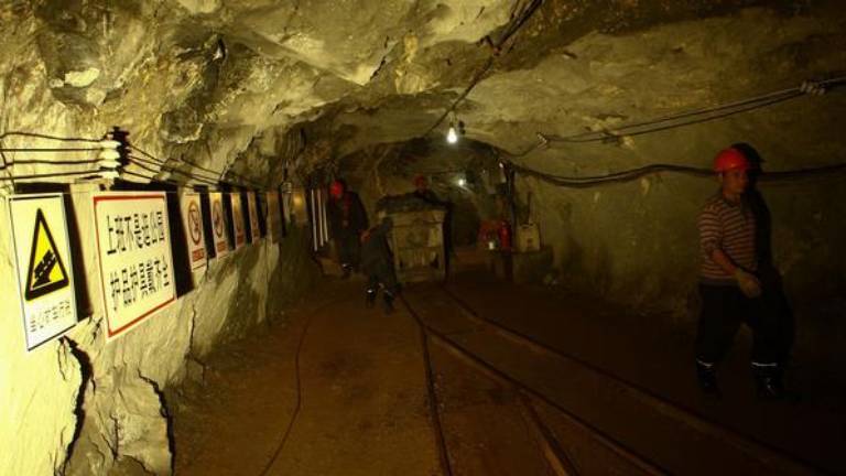 Los mineros atrapados en China desde hace una semana logran enviar una nota a los socorristas