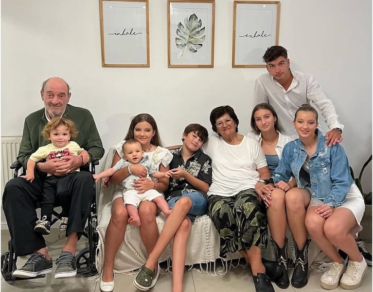 Los nietos Cubero con sus abuelos (Foto: Instagram/@fabiancuberooficial).