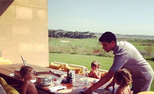 Los niños Lopez, en el spa (Foto: Twitter).