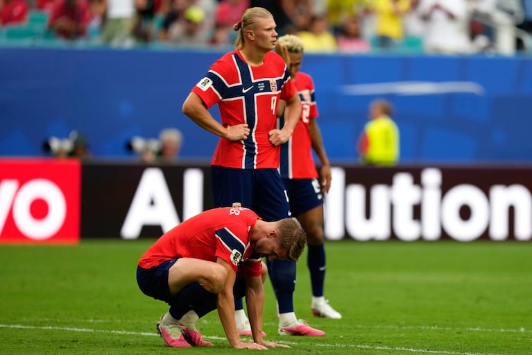 Los noruegos Kristoffer Ajer, Erling Haaland y Antonio Nusa reaccionan tras el segundo gol de Jude Bellingham para Inglaterra en el partido de los cuartos de final del Mundial, el sábado 11 de julio de 2026, en Miami Gardens, Florida. (AP Foto/Rebecca Blackwell)